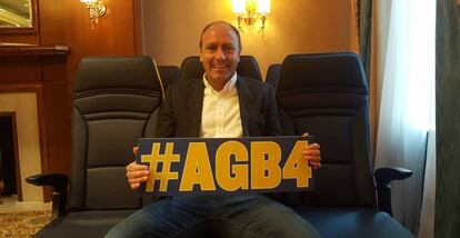 El director de marketing de Ryanair, Kenny Jacobs, en los nuevos asientos.