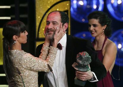 Karra Elejalde recibe el Goya al Mejor Actor de Reparto de la mano de Ingrid Rubio (izquierda) y Clara Lago, al fondo.