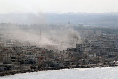 Columnas de humo se alzan desde el barrio de Al Raml, al sur de Latakia.