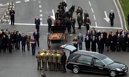 El piquete de honor coloca el féretro de Adolfo Suárez, envuelto en la bandera española, en un coche fúnebre que lo traslada a Ávila, en cuya catedral será enterrado junto a su mujer, Amparo Illana.