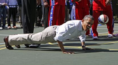 Barack Obama hace fondos en la Casa Blanca.