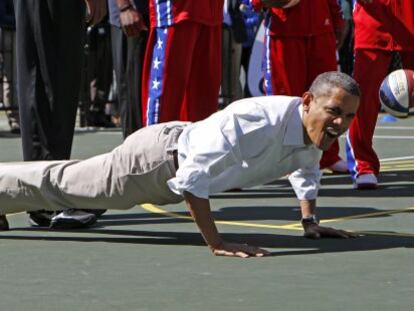 Barack Obama hace fondos en la Casa Blanca.
