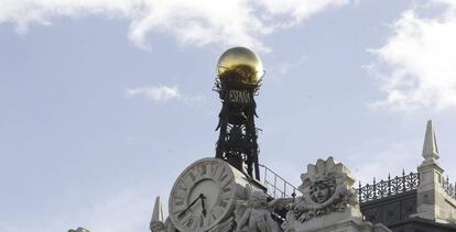 Reloj en la fachada de la sede del Banco de Espa&ntilde;a, en la Plaza de Cibeles en Madrid.  