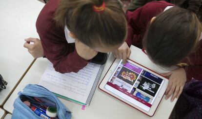 Dos ni&ntilde;os de un colegio de Algete (Madrid), en clase de Nuevas Tecnolog&iacute;as.