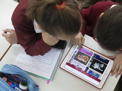 Dos ni&ntilde;os de un colegio de Algete (Madrid), en clase de Nuevas Tecnolog&iacute;as.