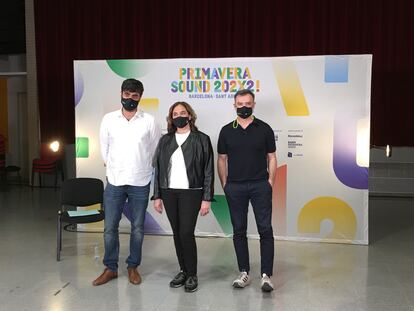 La alcaldesa de Barcelona, Ada Colau, flanqueada por los dos codirectores del Primavera Sound, Alfonso Lanza (i) y Alberto Guijarro (d), en la presentación de cómo ha de ser el festival en las próximas ediciones.