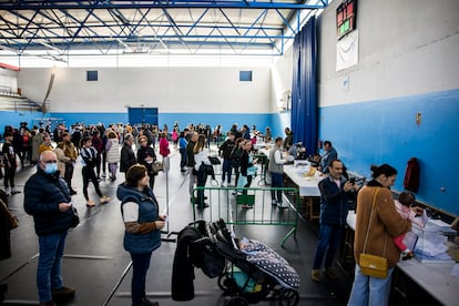 Votantes acuden a las mesas electorales del pabellón municipal de O Milladoiroe, en A Coruña, este domingo.