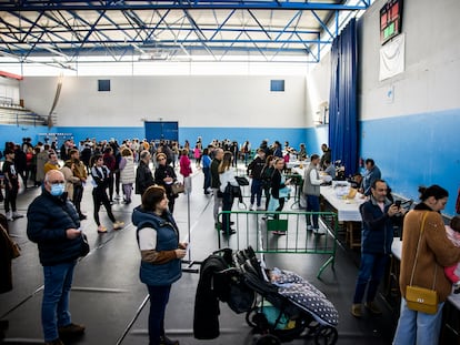 Votantes acuden a las mesas electorales del pabellón municipal de O Milladoiroe, en A Coruña, este domingo.