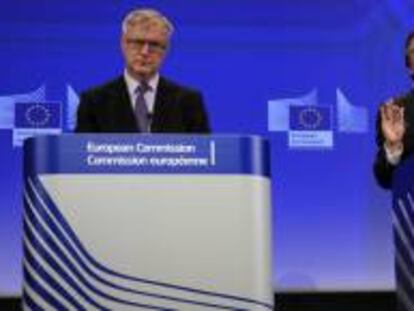 El presidente de la Comisión Europea (CE), José Manuel Durao Barroso (d), y el comisario europeo de Asuntos Económicos, Olli Rehn, durante una rueda de prensa celebrada en la sede de la CE en Bruselas, Bélgica. EFE/Archivo