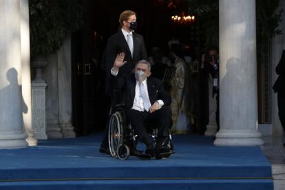 Constantino de Grecia, padre del novio, a su llegada en silla de ruedas a la catedral donde él mismo contrajo matrimonio con la princesa Ana María en 1964.