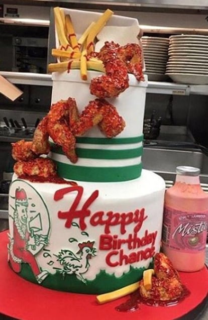 Durante su fiesta de 24 años, Chance the rapper, recaudó más de 100.000 dólares para la organización benéfica SocialWorks. La pastelería Alliance de Chicago le regaló un pastel hecho a imagen y semejanza de su comida favorita: Harold's Chicken Shack. En la imagen se pueden ver las alitas de pollo, las papas fritas y una botella del refresco Mistic kiwi fresa. La panadería contó a 'People' que para poder crearla tuvieron que pedir por teléfono el menú "una o dos veces" a Harold. La tarta de vainilla tenía tres niveles.