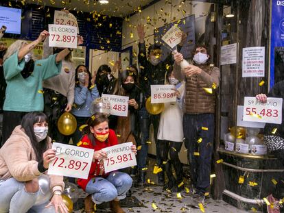 Trabajadores de la administración de lotería Doña Manolita de Madrid, celebran el Gordo.