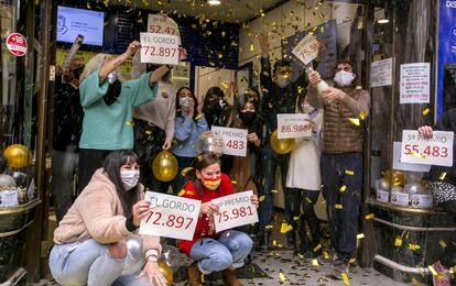Trabajadores de la administración de lotería Doña Manolita de Madrid, celebran el Gordo.
