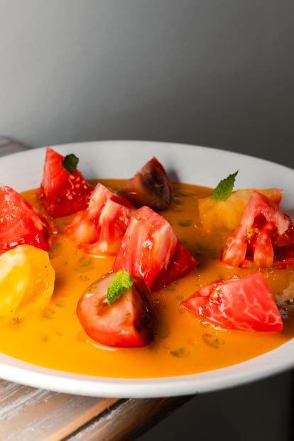 Plato de tomate de Huevo de Toro del restaurante La Cosmopolita. Imagen proporcionada por el establecimiento.