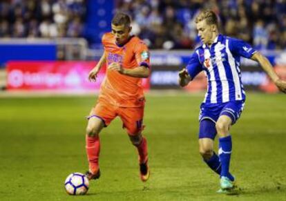 Marcos Llorente, a la derecha, persigue a Pereira, del Granada.