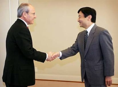 El presidente de la Generalitat, José Montilla, recibido por el príncipe Naruhito.