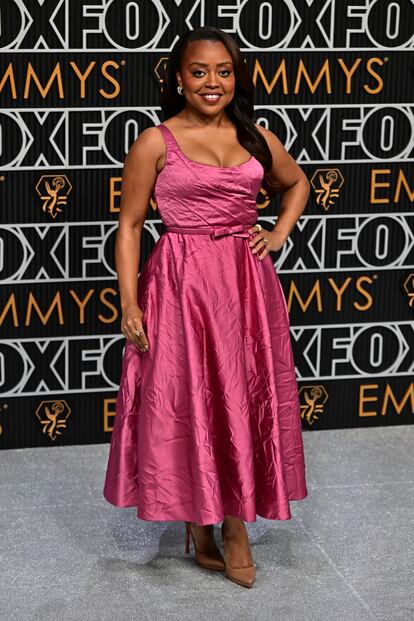 La escritora, actriz y productora Quinta Brunson, con vestido rosa de Christian Dior. Se llevó el Emmy por su trabajo en 'Abbott Elementary'.