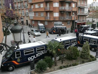 Patrullas del Cuerpo Nacional de Policía impedían el viernes pasado una concentración no autorizada en favor de la convivencia.