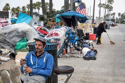 Personas sin hogar, retratadas el pasado verano en las inmediaciones de Venice Beach, en Los Ángeles (California).