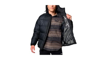 Abrigo Columbia sobre fondo blanco.