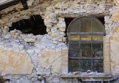 Exterior de la fachada de la iglesia de San Antonio en el pueblo italiano del Visso, dañada tras el terremoto.
