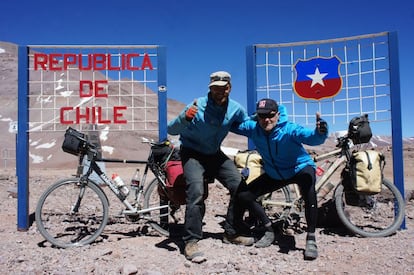 “Mi padre, de 67 años, me acompañó desde La Rioja, en Argentina, hasta Santiago de Chile. Hacía siglos que no pasábamos tanto tiempo juntos. Me demostró cómo se puede envejecer de una manera activa”, cuenta Huijg. Llegaron a alcanzar los 5.000 metros de altitud durante su recorrido.