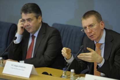 Edgars Rinkēvičs (derecha) junto al ministro de Exteriores alem&aacute;n, Sigmar Gabriel, el 1 de marzo en Riga. 