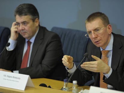 Edgars Rinkēvičs (derecha) junto al ministro de Exteriores alem&aacute;n, Sigmar Gabriel, el 1 de marzo en Riga. 