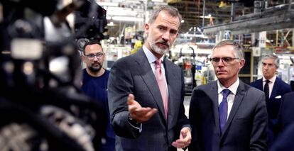 Felipe VI y el presidente de PSA, Carlos Tavares, durante la última visita a Figueruelas en octubre.