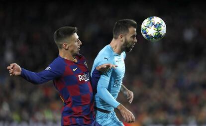 Lenglet ante Husbauer en el Barcelona-Slavia Praga.