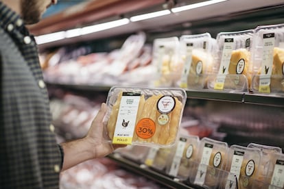 Productos con fecha cercana a la caducidad ofrecidos con descuento a los consumidores en un supermercado español.