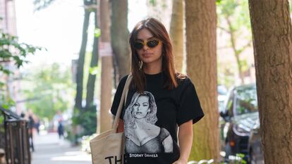 Emily Ratajkowski con una camiseta de Stormy Daniels el pasao mes den Nueva York.