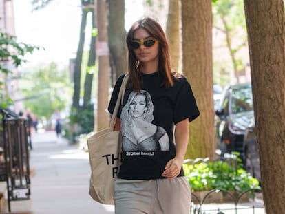 Emily Ratajkowski con una camiseta de Stormy Daniels el pasao mes den Nueva York.