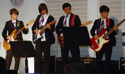 Estudiantes miembros de la orquesta de la Highbury Grove School.