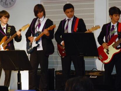 Estudiantes miembros de la orquesta de la Highbury Grove School.
