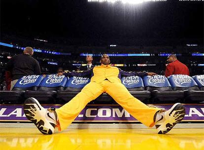 Kobe Bryant descansa antes del partido y contempla la pista donde posteriormente anotará 31 puntos para contribuir a la victoria de su equipo.