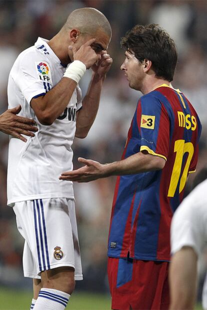 Pepe y Messi se encaran durante el partido del Bernabéu.