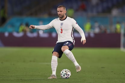 El lateral izquierdo inglés, Luke Shaw, con el balón en el partido de octavos de final ante Ucrania en el estadio Olímpico de Roma.