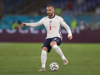 El lateral izquierdo inglés, Luke Shaw, con el balón en el partido de octavos de final ante Ucrania en el estadio Olímpico de Roma.