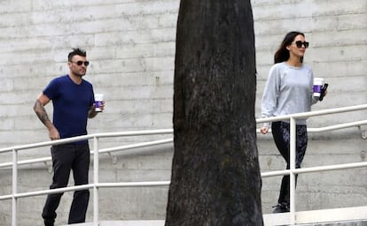 Megan Fox y Brian Austin Green paseando, cada uno a su rollo, por Los Ángeles el pasado mes de mayo.