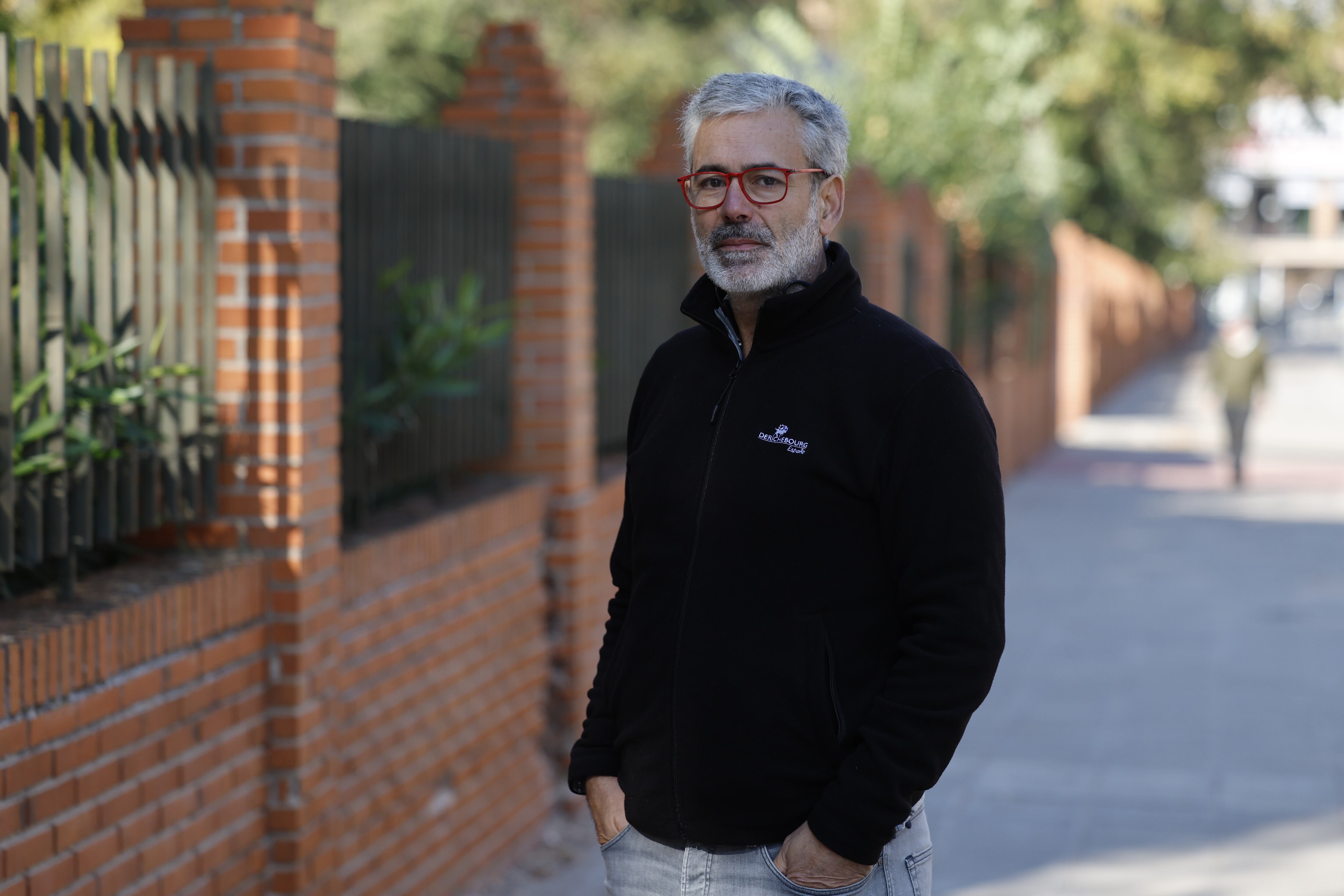 Manolo San Emeterio está buscando su hermano Pepe, en la Casa de Ejercicios El Buen Pastor.
