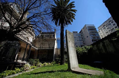 Una de las piezas del muro de Berlín situado en el interior del Palacio San Martín en Buenos Aires, sede del Ministerio de Exteriores de Argentina, el 12 de septiembre de 2014.