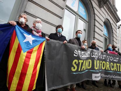 Los políticos catalanes exiliados Antoni Comín, Carles Puigdemont y Clara Ponsatí protestan ante el Parlamento Europeo.
