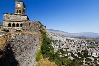 Es otro de los pueblos con encanto de Albania, también patrimonio mundial. Tiene un aire similar a Berat, con un castillo en lo alto, calles pavimentadas con piedra caliza, imponentes casas con tejado de pizarra y las vistas al valle del Drin. Gjirokastra es una ciudad mágica, que protagonizó la obra <i>Crónica de piedra</i> del escritor albanés Ismail Kadaré. Aunque el lugar lleva ocupado 2.500 años, su mayor atractivo son las 600 casas de época otomana. Una cierta mala fama persigue todavía al castillo medieval, porque sirvió de prisión bajo el régimen comunista. Las vistas del valle son magníficas y en su interior hay dos interesantes museos y montones de ruinas para trepar. Pero lo más atractivo de la arquitectura de Gjirokastra no es ninguna estructura tradicional, sino la más moderna: un gigantesco búnker construido bajo el castillo para refugiar a los dirigentes locales durante la hipotética invasión que obsesionaba al líder comunista Enver Hoxha. Excavado en secreto en la década de 1960, tiene 80 cámaras y su existencia fue desconocida para la población hasta 1990.