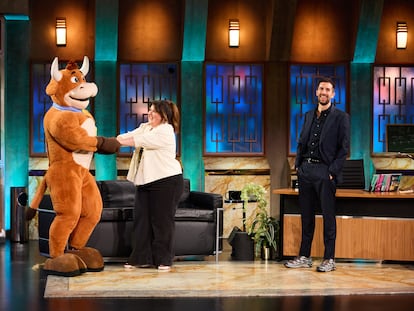 La vaquilla del 'Grand Prix', Lalachus y David Broncano, en el primer programa de 'La revuelta' en TVE.