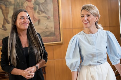 La vicepresidenta segunda y ministra de Trabajo y Economía Social, Yolanda Díaz (a la derecha), y la portavoz de Junts en el Congreso de los Diputados, Miriam Nogueras, este jueves.