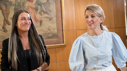 La vicepresidenta segunda y ministra de Trabajo y Economía Social, Yolanda Díaz (a la derecha), y la portavoz de Junts en el Congreso de los Diputados, Miriam Nogueras, este jueves.