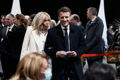 El presidente francés, el centrista Emmanuel Macron, ejerce su derecho al voto en Le Touquet, acompañado de su esposa, Brigitte, en la primera vuelta de las elecciones, en las que es el favorito en los sondeos para un nuevo mandato de cinco años.