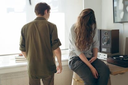 Un hombre y una mujer discuten.