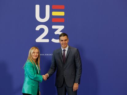 La primera ministra italiana, Giorgia Meloni, y el presidente del Gobierno español, Pedro Sánchez, en la reunión informal de jefes de Gobierno de la UE del 6 de octubre, en Granada.